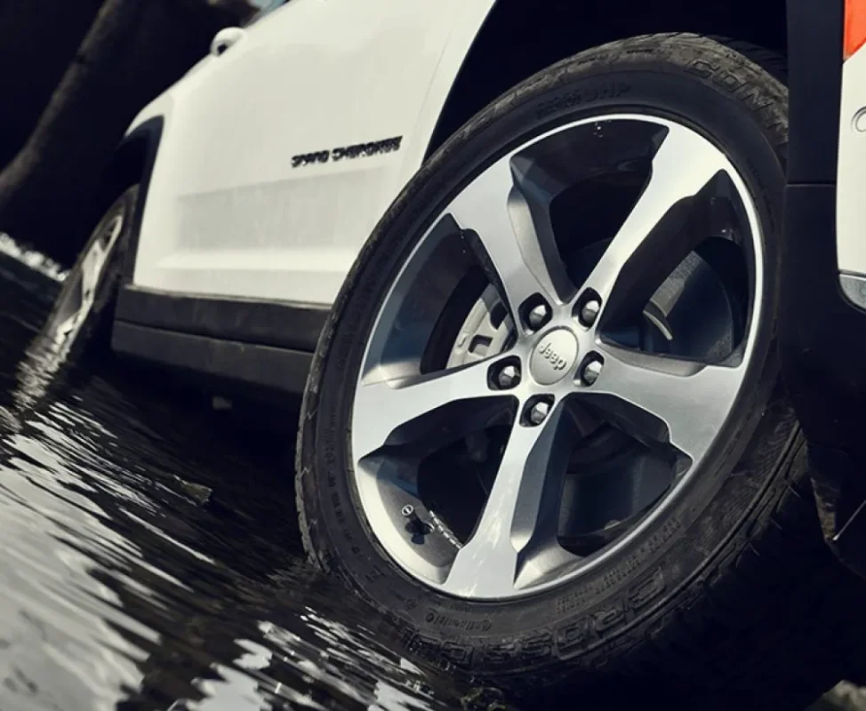Jeep Grand Cherokee interior features and comfort -wheel