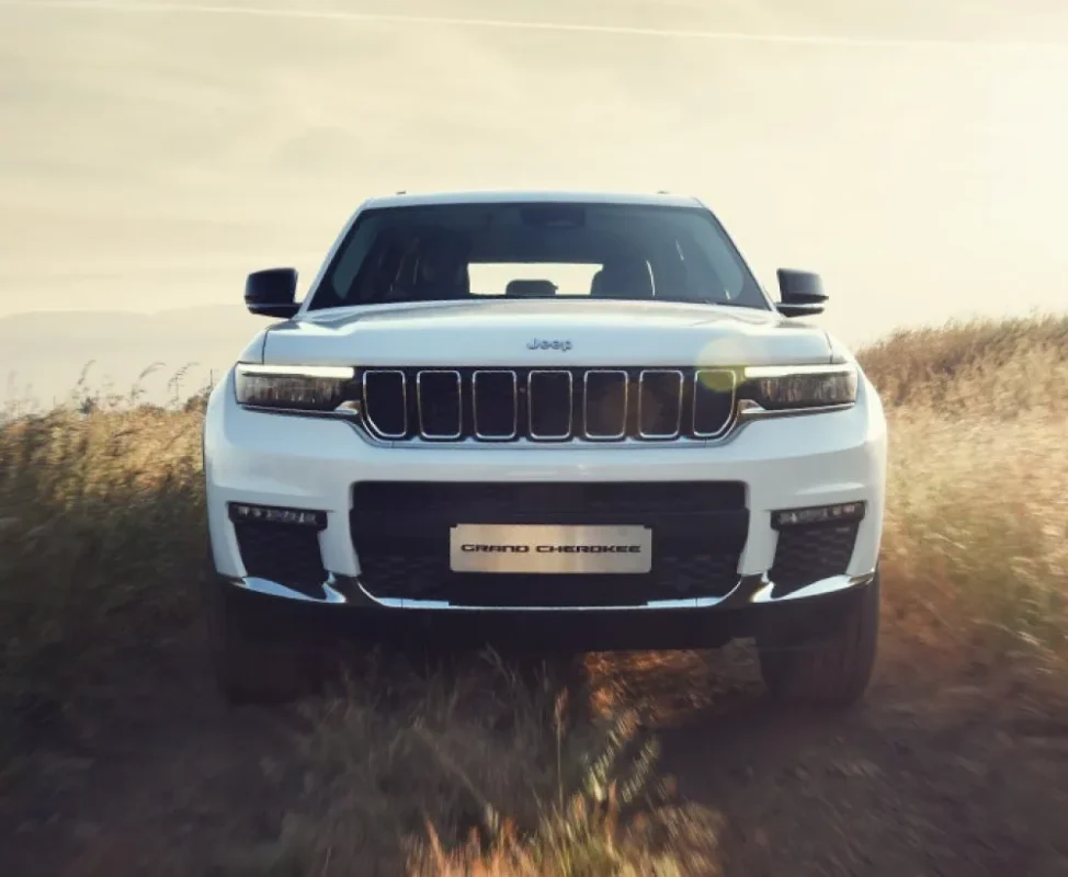 Jeep Grand Cherokee interior features and comfort- front view 