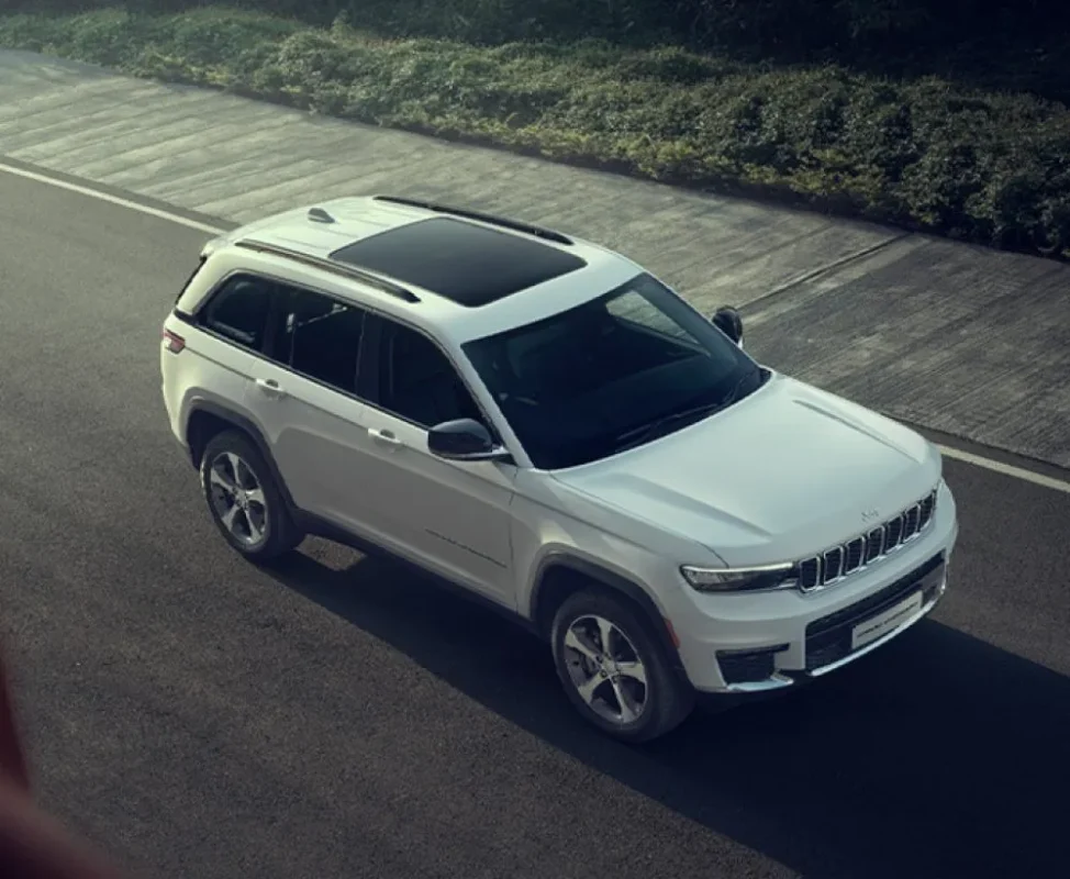 Jeep Grand Cherokee interior features and comfort-
Sunroof