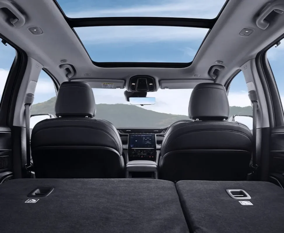 Jeep Grand Cherokee interior features and comfort-
Backseat 